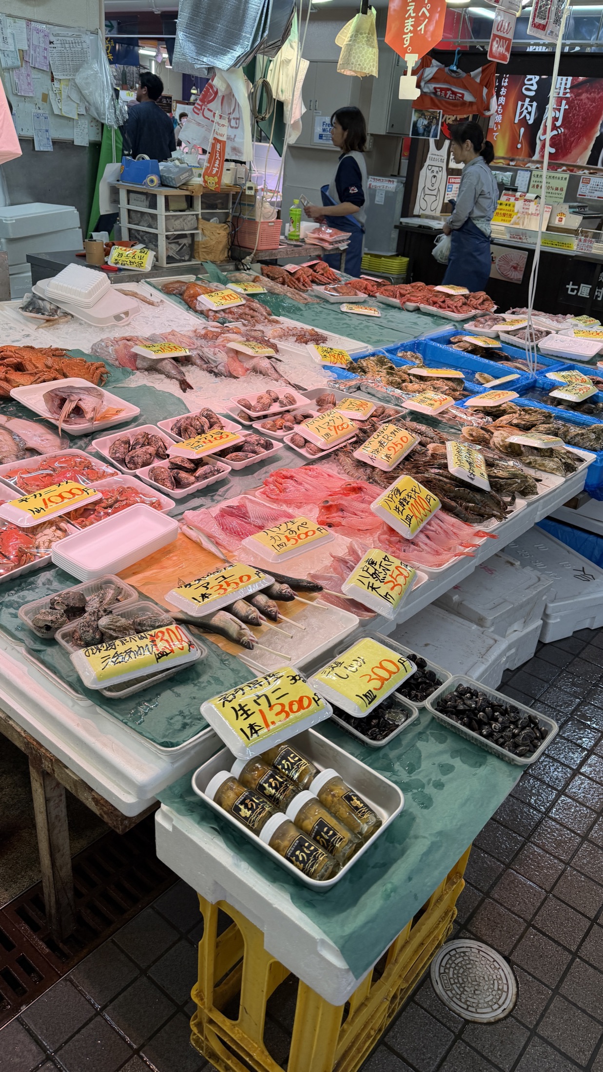 市場の鮮魚売り場。青森の魚介がずらりと並ぶ