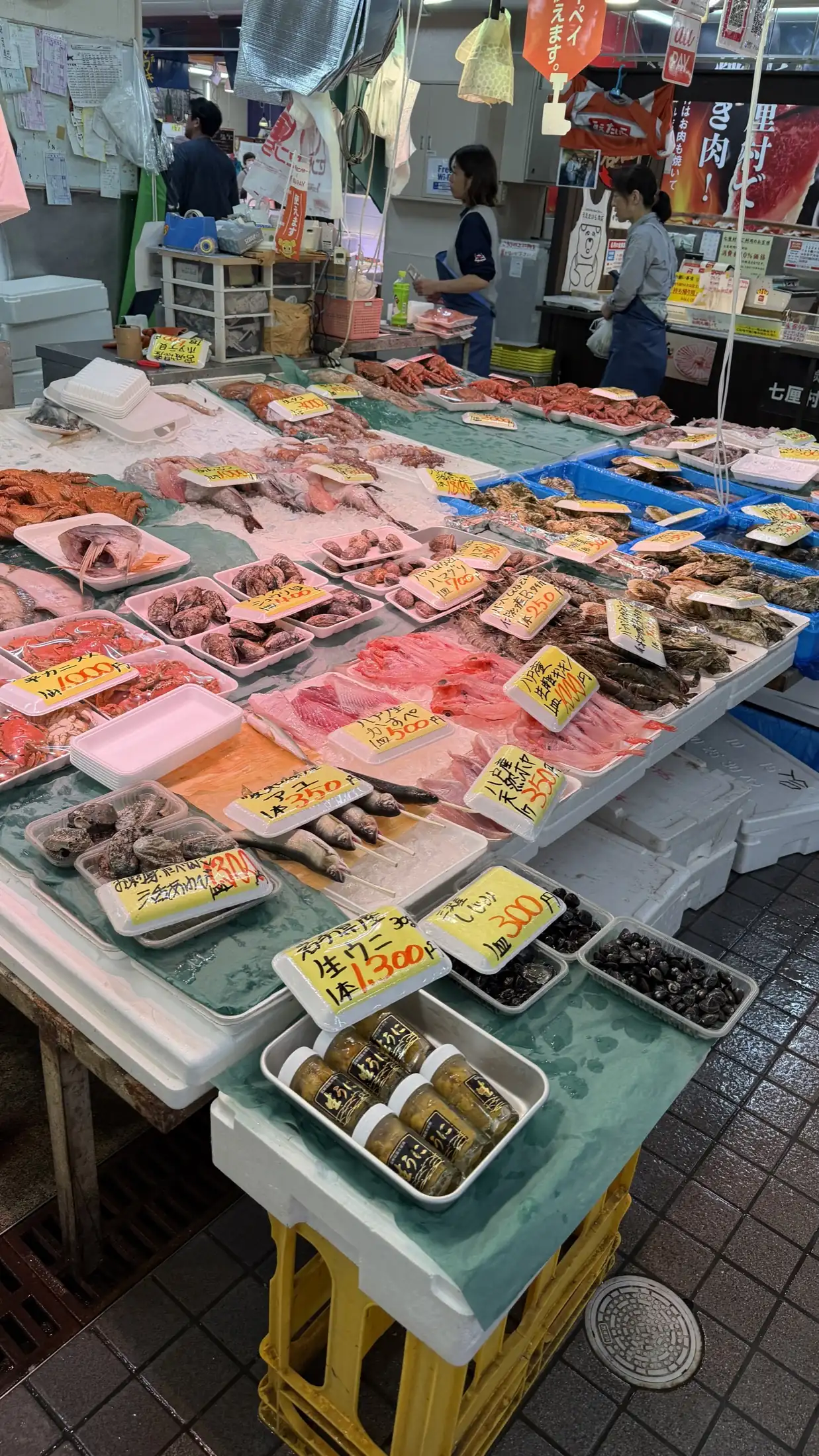市場の鮮魚売り場。青森の魚介がずらりと並ぶ
