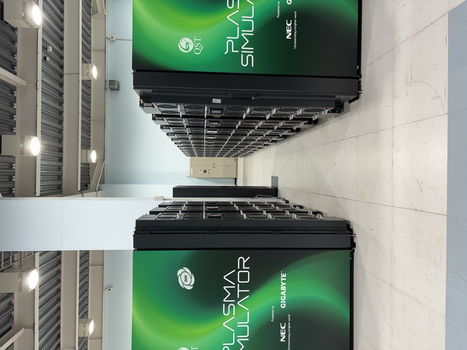 緑色に光るスーパーコンピュータPLASMA SIMULATORの筐体